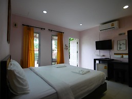 Forest Bungalows & Mama's Restaurant