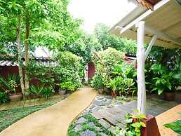 Forest Bungalows & Mama's Restaurant