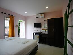 Forest Bungalows & Mama's Restaurant