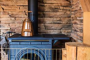 Izu House Luxury Log with Cozy Fireplace