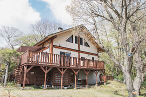 Izu House Luxury Log with Cozy Fireplace