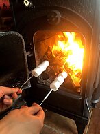 Izu House Luxury Log with Cozy Fireplace