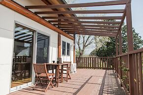 Izu House Luxury Log with Cozy Fireplace