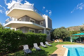290m² Villa with Pool close to the Airport