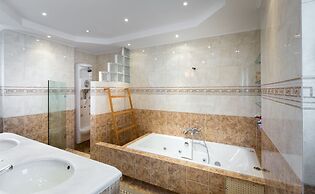 290m² Villa with Pool close to the Airport