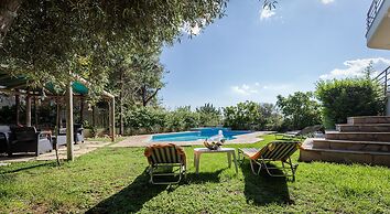 290m² Villa with Pool close to the Airport