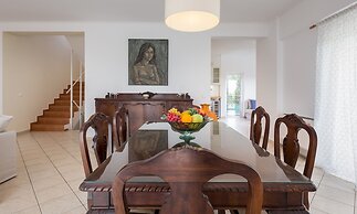 290m² Villa with Pool close to the Airport