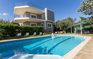 290m² Villa with Pool close to the Airport