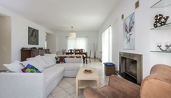 290m² Villa with Pool close to the Airport