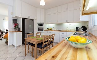 290m² Villa with Pool close to the Airport