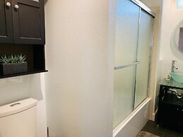 The Cottage! Chic Bungalow near Old Town Square!