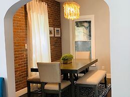 The Cottage! Chic Bungalow near Old Town Square!