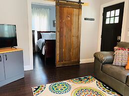 The Cottage! Chic Bungalow near Old Town Square!