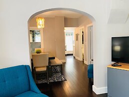 The Cottage! Chic Bungalow near Old Town Square!