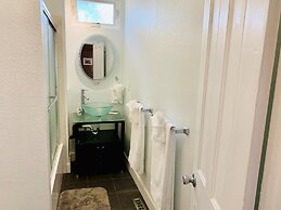 The Cottage! Chic Bungalow near Old Town Square!