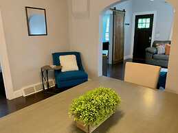 The Cottage! Chic Bungalow near Old Town Square!