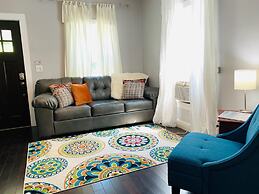 The Cottage! Chic Bungalow near Old Town Square!