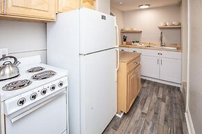 Cozy Retreat | Walk to UNC | FREE Cruiser Bikes