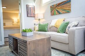 Cozy Retreat | Walk to UNC | FREE Cruiser Bikes