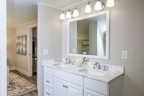 Couple’s Getaway | Walk to UNC |FREE Cruiser Bikes