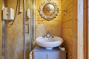 Tranquil Cabin Retreat in Carluke