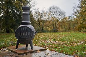 Tranquil Cabin Retreat in Carluke