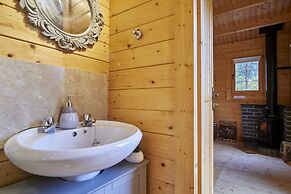 Tranquil Cabin Retreat in Carluke