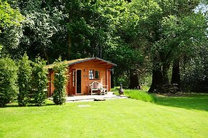 Tranquil Cabin Retreat in Carluke
