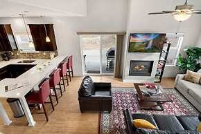 Modern Townhome Steps from the Brewery District!