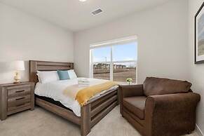 Modern Townhome Steps from the Brewery District!