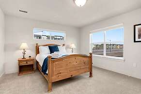 Modern Townhome Steps from the Brewery District!