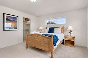 Modern Townhome Steps from the Brewery District!