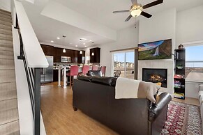 Modern Townhome Steps from the Brewery District!