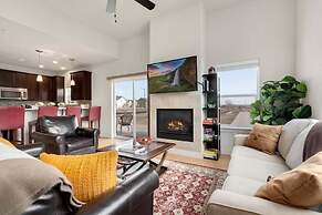 Modern Townhome Steps from the Brewery District!