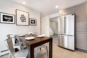 Comfortable Abode Near Historic Downtown
