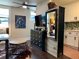 The Chic Guest Retreat in Old Town near CSU!