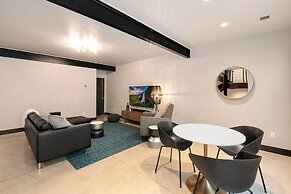 Relaxing in Paradise w Private Roof Top Deck!!