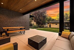 Relaxing in Paradise w Private Roof Top Deck!!