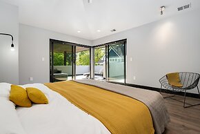 Relaxing in Paradise w Private Roof Top Deck!!