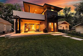 Relaxing in Paradise w Private Roof Top Deck!!