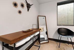 Relaxing in Paradise w Private Roof Top Deck!!