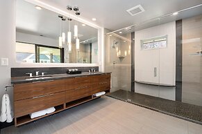 Relaxing in Paradise w Private Roof Top Deck!!