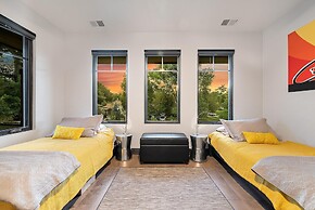 Relaxing in Paradise w Private Roof Top Deck!!