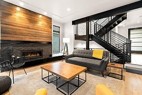 Relaxing in Paradise w Private Roof Top Deck!!