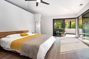 Relaxing in Paradise w Private Roof Top Deck!!