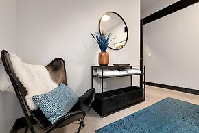 Relaxing in Paradise w Private Roof Top Deck!!