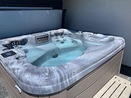 Relaxing in Paradise w Private Roof Top Deck!!