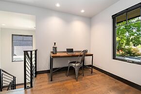 Relaxing in Paradise w Private Roof Top Deck!!