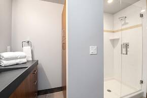 Relaxing in Paradise w Private Roof Top Deck!!