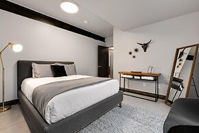 Relaxing in Paradise w Private Roof Top Deck!!